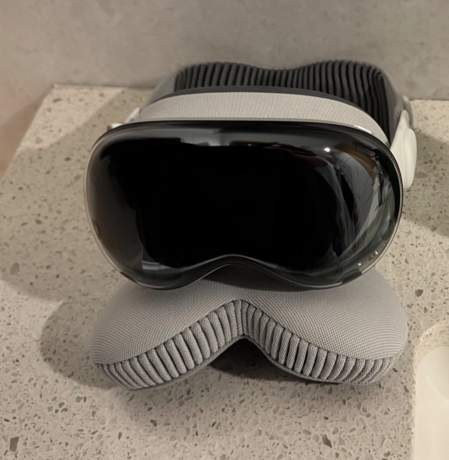 Apple Vision Pro VR Headset 512GB w/ Solo Knit & Dual Loop Band/Light Seal-21W - Image 1