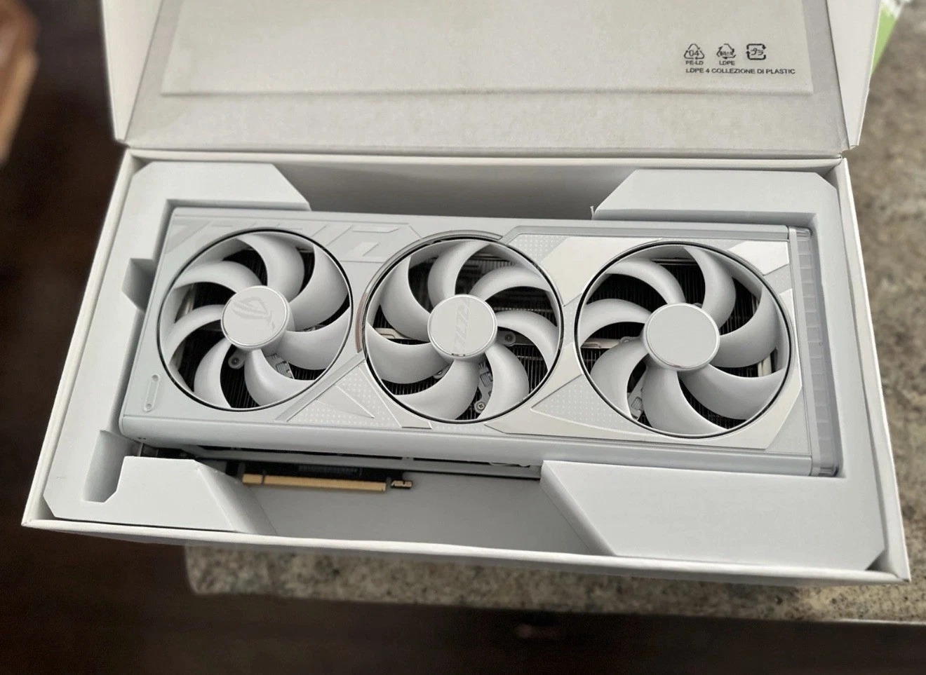 ASUS ROG Strix GeForce RTX 4090 24GB GDDR6X White OC Edition - Image 1